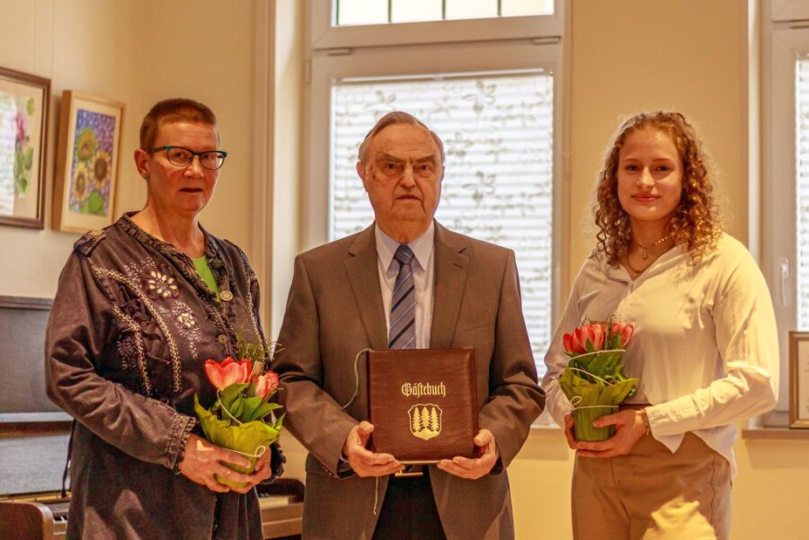 Thalheim ehrt einen Arzt, eine Chorleiterin - und eine Ringerin - Haben die Bürgerehrung der Stadt Thalheim erhalten - von links: Uta Loth, Dr. Hartmut Scheibner, Lilly Schneider.