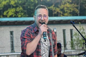 Thalheim hat jetzt eine eigene Hymne - Lars Köhler, Sänger der Band Just für Fun, hat für das neue Thalheim-Lied Text und Melodie geschrieben.