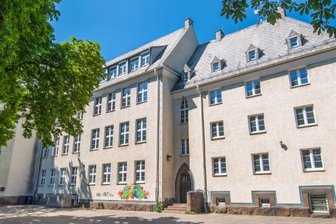 Thalheim könnte ehemaliges Gymnasium nun doch kaufen - Das ehemalige Gymnasium in Thalheim: Derzeit befindet sich in einem kleinen Teil des Gebäudes die Montessorischule.