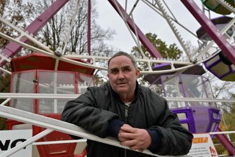 Thalheim lädt zur Kirmes: Ein Urgestein der Schausteller-Szene ist mit dabei - Udo Weichsel, einer der Schausteller, betreibt sein Fahrgeschäft schon seit Jahrzehnten.
