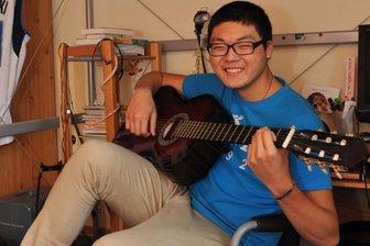 Thalheim/Taipeh: Mike sucht eine Gastfamilie - seine zweite - Ting-Yi "Mike" Lin spielt gern Piano - da es bei seiner Gastfamilie keines gibt, greift er eben zur Gitarre.