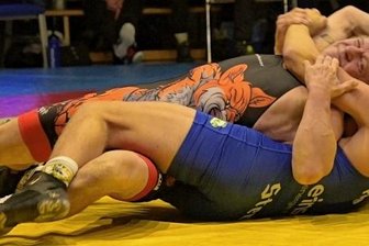 Thalheimer behalten Spitze im Blick - Nur Millimeter fehlen Steffen Richter (rot) gegen den Pausaer Sid Wetzel zum Schultersieg. Trotz Führung gab der 56-Jährige später auf. 
