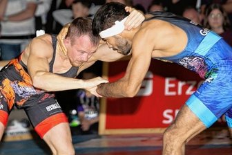 Thalheimer beim Überraschungsteam - Auf Adam Bienkowski (rotes Trikot) ist im leichtesten Limit Verlass. Der Pole in Thalheimer Diensten legte vergangenen Sonnabend gegen Haydar Afshar von RSK Gelenau den Grundstein zum Derbysieg. Auch in Potsdam vertrauen die Männer aus dem Zwönitztal auf seine Punkte. 