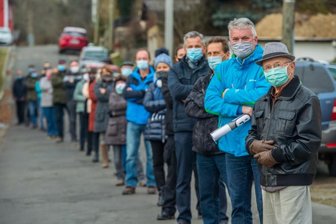Thalheimer Bürgerinitiative feiert ihren ersten Durchbruch - Erst positioniert, dann Haltung gezeigt: Die Bürgerinitiative gegen die Straßenausbaubeiträge im Dezember 2020. Im Bild vorn steht Friedhold Roscher, dahinter Michael Keller.