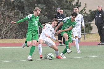 Thalheimer Fußballer schlagen Merkur Oelsnitz mit 3:2 - Thalheims Leo Pampel (am Ball), hier gegen Reichenbrand, bereitete gegen Oelsnitz den zweiten Thalheimer Treffer mustergültig vor.