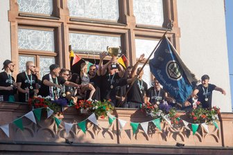 Thalheimer Fußballfamilie feiert dreifachen Aufstieg - Die Männermannschaft des SV Tanne Thalheim feierte am Samstag mit Pokal, Meisterschaft und Aufstieg auf dem Rathausbalkon.