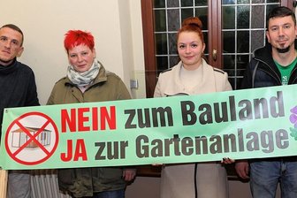 Thalheimer Gemeinderat erteilt Eigenheimplänen eine Absage - Mit diesem Banner kämpften unter anderem Thomas Schletter, Rebekka Colditz, Nancy Schulz und René Haar (von links) um ihre Kleingartenanlage. Die Stadträte zeigten sich beeindruckt.