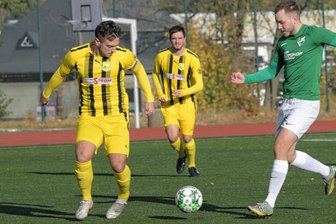 Thalheimer Landesklasse-Fußballer feiern Schützenfest - Lukas Hirsch (r.) eröffnete mit seinem zweiten Saisontor den Thalheimer Torreigen gegen überforderte Schneeberger. Am Ende durften die Gastgeber siebenmal jubeln.