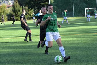 Thalheimer Landesklasse-Fußballer springen nach Sieg in Syrau an die Tabellenspitze - Louis Woidtke – hier gegen Auerhammer – trug mit einem Doppelpack entscheidend zum 4:2 seiner Thalheimer beim SC Syrau bei.