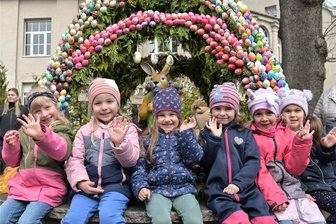 Thalheimer Osterbrunnen um 300 neue Eier reicher - Beim Ostereiergestalten hat auch die Kindertagesstätte „Sonnenschein“ geholfen – im Bild Merle Wetzel, Lilly Uhlig, Johanna Janik, Helena Lorenz, Fritzie Reumuth und Evie Theulogou (v. l.).