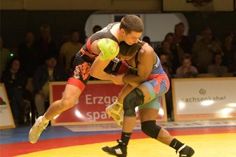 Thalheimer Regionalligaringer kassieren zweite Saisonpleite - Thalheims Dennis Aleksandryuk (hier gegen einen Ringer aus Luckenwalde) hatte in Werdau nichts zu bestellen. Vor Wochenfrist gegen Aue hatte der Ukrainer noch aufgetrumpft.