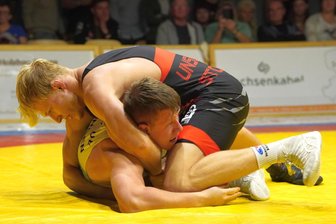 Thalheimer Ringer drehen Rückstand in packendem Erzgebirgsderby - Der international erfahrene Michal Zelenka (oben) kam gegen Aues Maximilian Becher zum Sieg durch technische Überlegenheit.