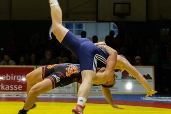 Thalheimer Ringer feiern Auftaktsieg - Der klassische Vergleich im 130-Kilogramm-Limit war eine klare Angelegenheit: Chris Schneider (u.) steuerte gegen Kevin Drehmann von Pausa/Plauen vier wichtige Punkte zum Thalheimer Erfolg bei. Foto: André März
