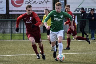 Thalheimer Toptorjäger wechselt nach Marienberg - Tommy Barthold (am Ball) geht künftig für Motor Marienberg auf Torejagd.