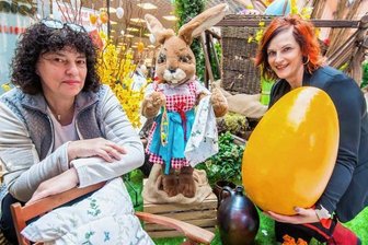 Thalheimerin dekoriert Einkaufsmarkt in Aue - Dekorateurin Konstanze Rabe (links) aus Thalheim gestaltet den Osterschmuck im Simmel-Center Aue - das freut nicht nur Centermanagerin Yvonne Härtig.