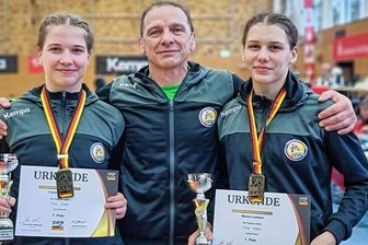 Thalheimerinnen werden Favoritenrolle gerecht - Erwartungen erfüllt: Cassidy Richter (l.) und Naémi Leistner freuen sich mit ihrem Heimcoach Steffen Richter über DM-Gold. 