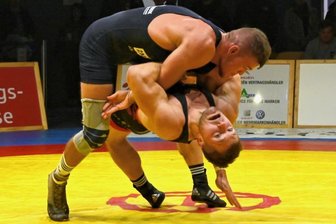Thalheimern winkt noch Silber - Im Vorjahr setzte sich Thalheims Kevin Mehlhorn (unten) zuhause gegen den Potsdamer Simon Papsdorf durch. Den Hinkampf in dieser Saison verlor er aber knapp mit 0:2 und sinnt daher nun auf Revanche. 