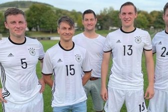 Thalheims Rathaus-Chef trainiert für die Fußball-EM 2022 - Bei einem Trainingslager in Bad Mergentheim (Baden-Württemberg) wurden neue Spieler für die Nationalmannschaft der Bürgermeister gesichtet. Nico Dittmann (zweiter von links) hat es in die engere Auswahl geschafft. Ein Testspiel gegen ein Team des Sportartikel-Händlers Jako endete mit einer 1:7-Niederlage. 