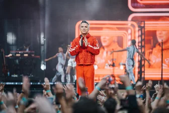 That’s Entertainment: Robbie Williams zeigt in Leipzig, wie’s geht - Robbie Williams in Leipzig: Zehntausende sind zu seinem Konzert in der Red-Bull-Arena gekommen.