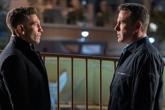 The Accountant 2: Der Mann mit dem Doppelleben will helfen - Christian Wolff (Ben Affleck) trifft auf seinen Bruder Braxton (Jon Bernhal) in „The Accountant 2“. Fast zehn Jahre mussten die Fans auf eine Fortsetzung warten.
