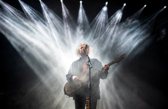 The Cure verfinstert Leipzig: Klangreise zum blutig roten Mond - Robert Smith, Frontmann von "The Cure" als Lichtgestalt: Die britische Band hat ihre Europatour begonnen und spielte am Montag in der Leipziger Arena.  