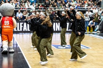 „The Dragonflies“ treten bei den Niners auf: Hip-Hop-Tänzerinnen aus Zwickau rocken die Halle - Das hat gefetzt: Tänzerinnen des Zwickauer Clubs „The Dragonflies“ traten in Spielpausen der Niners auf.