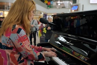 „The Piano“ bei VOX: Leipzigerin rührt Jury zu Tränen - Rührte Juror Igor Levit mit ihrer Eigenkomposition zu Tränen: die Leipzigerin Laura Wasniewski am Klavier in "The Piano".