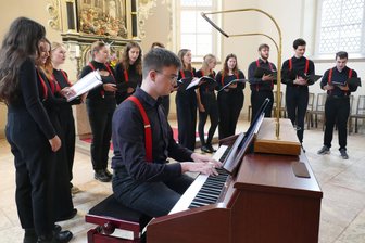 The Red Braces: Rote Hosenträger halten junge Musiker aus dem Erzgebirge zusammen - Neben Armin Reuther, der singt und Klavier spielt, werden "The red braces" beim Adventskonzert am 6. Dezember noch von 22 weiteren Musikern begleitet.