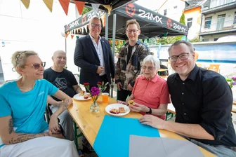 „The Voice of Germany“-Sieger Samuel Rösch singt sich in die Herzen Plauener Senioren - Familienfest im Aspida- Pflegecampus: „The Voice of Germany“-Sieger Samuel Rösch (3. von rechts) gab ein Konzert.