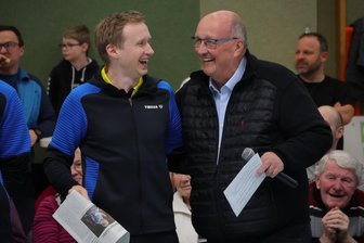The Voice of Pfaffenberg: Was Tischtennis-Urgestein Axel Franke aus Hohenstein-Ernstthal zum ungewöhnlichen Angebot von Alexander Flemming sagt - Axel Franke (rechts) überreichte Alexander Flemming am vergangenem Wochenende eine Ausgabe der „Freien Presse", in der ein Beitrag über den Tischtennisspieler erschienen war. In dem Artikel machte der 37-Jährige dem Hohenstein-Ernstthaler ein besonderes Angebot.