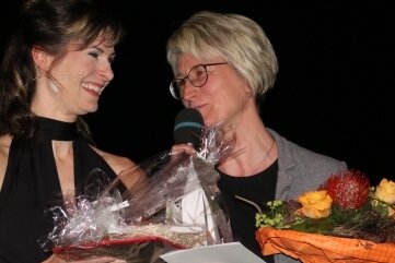 Theater: Abschied von alter "Chefetage" - Sandra Kaiser (rechts) verabschiedet Annett Göhre. Neben einem Blumenstrauß gab es auch ein Gläschen prämierter Marmelade aus einer Zwickauer Kaffeemanufaktur. 