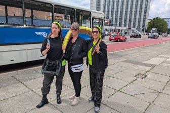 Theater auf Rädern: Geschichten von Chemnitzer Frauen und Arbeit im alten Ikarus-Bus - Die Schauspielerinnen Caroline Galvis (links) und Nirit Sommerfeld (rechts) sowie die Theatermacherin Gabi Reinhardt.