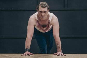 Theater aus dem Erzgebirge mischt im Kampf um das Kanzleramt mit - Schauspieler Rouven Klischies ist in dem neuen Klassenzimmerstück des Eduard-von-Winterstein-Theaters als „Rex Osterwald“ zu erleben. Darin geht es um den Monolog eines Kanzlerkandidaten.