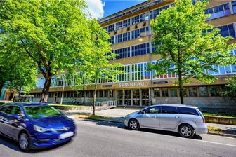 Theater-Besucher in Chemnitz müssen ab Herbst mehr zahlen - Bis Frühling 2026 nutzen die Theater Chemnitz den Spinnbau in Altchemnitz als Ausweichspielstätte. 