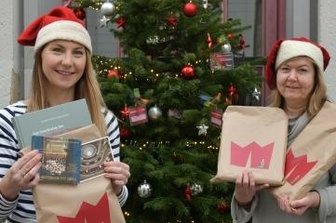Theater bietet Weihnachtstüte an - Anna Engel (l.) und Winnie Richter von der Öffentlichkeitsarbeit des Theaters mit der neuen Weihnachtswundertüte.