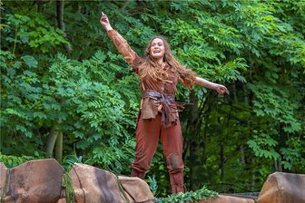 Theater Chemnitz erhöht Platzkapazität für "Ronja Räubertochter" auf der Küchwaldbühne - Lisanne Hirzel spielt die Titelrolle in "Ronja Räubertochter" auf der Küchwaldbühne. Für einige Vorstellungen gibt es jetzt noch Eintrittskarten. Foto: Nasser Hashemi/Theater