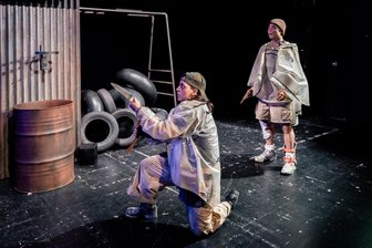 Theater Chemnitz inszeniert bedrohte Kinderwelt - Dana Koganova als Bandito (links) und Luis Huayna als Techno in „Zwischen den Dingen sind wir sicher“.