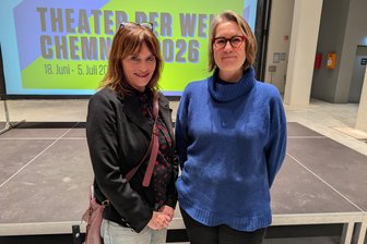 Theater der Welt 2026 in Chemnitz: Warum Offenheit und Neugier entscheidend sind - Theaterkritikerin Dorothea Marcus (links) und Theaterübersetzerin Yvonne Griesel haben in der Chemnitzer Hartmannfabrik am Dienstagabend von ihren Erfahrungen berichtet.