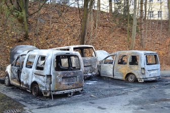 Theater-Fahrzeuge gehen in Flammen auf - Die ausgebrannten Fahrzeuge. 