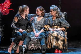Theater Freiberg-Döbeln fährt mit Hauptpreis vom Sächsischen Theatertreffen in Leipzig nach Hause - Im Zentrum der Handlung des Schauspiels „Muttersprache Mameloschn“ am Mittelsächsischen Theater stehen drei Frauen jüdischer Herkunft (Darstellerinnen Sophie Lüpfert, Natalie Heiß und Andrea Seitz), die drei Generationen verkörpern.