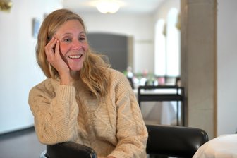 Theater Freiberg und Döbeln: Wie eine Mutter die Kindsmörderin Medea verkörpert - Medea-Darstellerin Natalie Renaud-Claus beim Interview im Mittelsächsischen Theater in Freiberg.