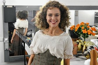 Theater Freiberg: Vier Gründe, warum die "Talisman"-Vorstellung besonders war - Susanna Voß stand im "Talisman" am Dienstag in Freiberg erstmals seit ihrem schweren Unfall in der Vorstellung am 5. Februar in Döbeln wieder als Gärtnerin Flora Baumscheer auf der Bühne. 
