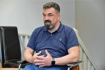 Theater Freiberg: Warum der Intendant verletzt ist - Intendant Sergio Raonic Lukovic - hier bei einem früheren Termin in Freiberg - hat eine Verletzung erlitten.