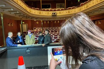 Theater Freiberg: Warum Studenten der Hochschule Mittweida die „Päpstin“ besucht haben - Pressetermin im Theater Freiberg: Oberbürgermeister Sven Krüger, Ingolf Barth vom Orchestervorstand der Mittelsächsischen Philharmonie (v.l.) und Intendant Sergio Raonic Lukovic begrüßten Jakob Falter (Mitte) und Jonathan Sens von der Hochschule Mittweida vor der Vorstellung "Die Päpstin" in der Nikolaikirche zunächst im Großen Saal des Freiberger Theaters. Das hatte einen besonderen Grund.