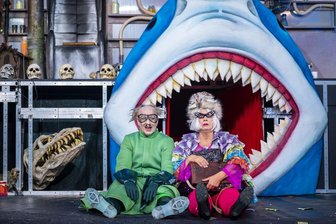 Theater für die ganze Familie: Der Punsch, der die Welt rettet - Spielen wunderbar böse: Susanne Stein als Tyrannja Vamperl und Christian Ruth als Prof. Dr. Beelzebub Irrwitzer.