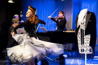 Theater: Gastspiele in Freiberg und Döbeln als Ersatz - Am 16. November präsentieren Antje Kahn und die Tanzkapelle Julischka in Freiberg eine Marika-Rökk-Revue.