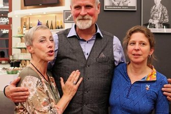"Theater hinterm Vorhang" kommt gut an - Schauspielerin Ute Menzel, Autor Dirk Audehm und Regisseurin Isabel Stahl nach der gefeierten Premiere von "Diven sterben einsam".