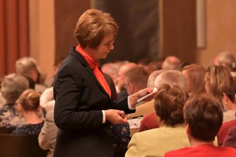 Theater im Bürgergarten Stollberg integriert Publikum ins Geschehen - Die Bahn-Beamtin (Cornelia Seidel) prüft im Publikum die Fahrkarten.