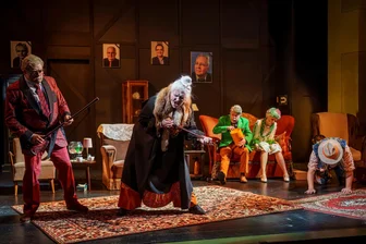 Theater im Erzgebirge: Annaberger Ensemble gelingt furioser Auftakt in die 132. Spielzeit - Zum Niederknien: Gisa Kümmerling zelebriert als Frau Kümmerling gemeinsam mit Udo Prucha als Herr Prucha die Rockhymne „I love Rock 'n' Roll“.