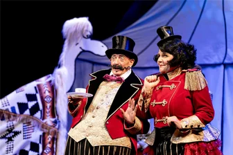 Theater im Erzgebirge: „Doktor Dolittle“ verspricht tierisch gutes Vergnügen - Leander de Marel ist in „Doktor Dolittle“ als Albert Blossom, Bettina Grothkopf als Gertie Blossom zu erleben.